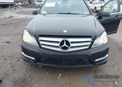 2012 Mercedes-Benz C 300 Sport 4Matic z USA, uszkodzony, nr VIN WDDGF8BB9CR233312